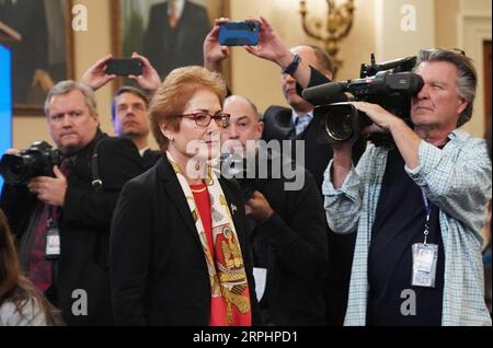 191115 -- WASHINGTON, 15 novembre 2019 -- l'ex ambasciatore degli Stati Uniti in Ucraina Marie Yovanovitch Front arriva a testimoniare davanti al Comitato di Intelligence della camera degli Stati Uniti a Capitol Hill a Washington D.C., negli Stati Uniti, il 15 novembre 2019. Yovanovitch venerdì ha testimoniato al Comitato di Intelligence della camera in un'inchiesta di impeachment in corso sui rapporti del presidente Donald Trump con l'Ucraina. U.S.-WASHINGTON D.C.-TRUMP-IMPEACHMENT INDAGINE-AUDIZIONE LIUXJIE PUBLICATIONXNOTXINXCHN Foto Stock