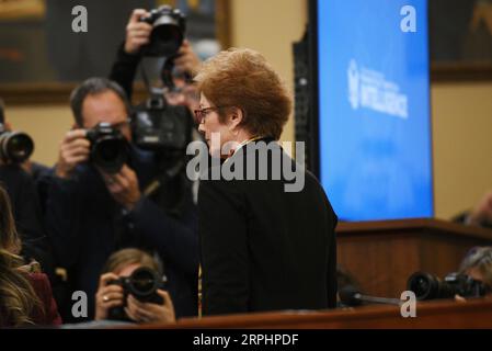 191115 -- WASHINGTON, 15 novembre 2019 -- l'ex ambasciatore degli Stati Uniti in Ucraina Marie Yovanovitch Front parte per una pausa durante l'udienza di impeachment sul presidente Donald Trump a Capitol Hill a Washington D.C., negli Stati Uniti, il 15 novembre 2019. Yovanovitch venerdì ha testimoniato al Comitato di Intelligence della camera in un'inchiesta di impeachment in corso sui rapporti del presidente Donald Trump con l'Ucraina. U.S.-WASHINGTON D.C.-TRUMP-IMPEACHMENT INDAGINE-AUDIZIONE LIUXJIE PUBLICATIONXNOTXINXCHN Foto Stock