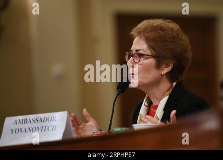 191115 -- WASHINGTON, 15 novembre 2019 -- l'ex ambasciatore degli Stati Uniti in Ucraina Marie Yovanovitch testimonia davanti al Comitato di Intelligence della camera degli Stati Uniti a Capitol Hill a Washington D.C., negli Stati Uniti, il 15 novembre 2019. Yovanovitch venerdì ha testimoniato al Comitato di Intelligence della camera in un'inchiesta di impeachment in corso sui rapporti del presidente Donald Trump con l'Ucraina. U.S.-WASHINGTON D.C.-TRUMP-IMPEACHMENT INDAGINE-AUDIZIONE LIUXJIE PUBLICATIONXNOTXINXCHN Foto Stock