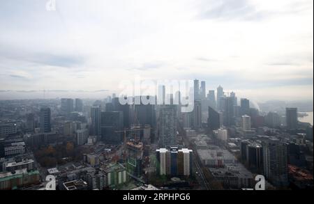 191115 -- SEATTLE, 15 novembre 2019 -- foto scattata il 14 novembre 2019 dallo Space Needle mostra il centro di Seattle, Washington, Stati Uniti. Seattle è una città portuale sulla costa occidentale degli Stati Uniti. La città è nota per l'arte e la musica ed è sede di numerose aziende tecnologiche. U.S.-SEATTLE-CITY VIEW QinxLang PUBLICATIONxNOTxINxCHN Foto Stock