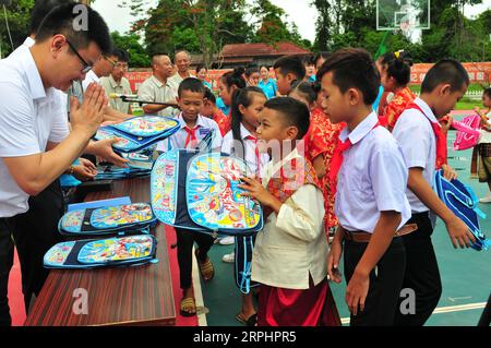 191116 -- VIENTIANE, 16 novembre 2019 -- gli studenti della China-Laos Friendship Nongping Primary School ricevono doni dalla China Railway No.2 Engineering Group CREC-2 S China-Laos Railway beam Fabrication yard nella capitale del Lao, Vientiane, il 1 giugno 2019. La costruzione della ferrovia Cina-Laos è un grande progetto nell'ambito della strategia BRI e Laos proposta dalla Cina per la Belt and Road Initiative, per trasformare da un paese senza sbocco sul mare a un hub collegato alla terra. LAOS-CINA-LAOS FERROVIA-AMICIZIA ZhangxJianhua PUBLICATIONxNOTxINxCHN Foto Stock