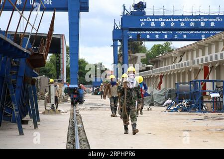 191116 -- VIENTIANE, 16 novembre 2019 -- i lavoratori del Laos sono visti al China Railway No.2 Engineering Group CREC-2 S China-Laos Railway Fabrication yard in Laos il 22 luglio 2019. La costruzione della ferrovia Cina-Laos è un grande progetto nell'ambito della strategia BRI e Laos proposta dalla Cina per la Belt and Road Initiative, per trasformare da un paese senza sbocco sul mare a un hub collegato alla terra. Foto di Xiong Tianze/Xinhua LAOS-CINA-LAOS RAILWAY-FRIENDSHIP ZhangxJianhua PUBLICATIONxNOTxINxCHN Foto Stock