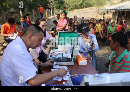 191116 -- VIENTIANE, 16 novembre 2019 -- la PowerChina Sinohydro Bureau 3 Co., Ltd, una società di ingegneria cinese che sta costruendo la quarta sezione della ferrovia Cina-Laos nel nord del Laos nella provincia di Luang Prabang, offre cliniche di beneficenza agli abitanti locali l'11 gennaio 2019. La costruzione della ferrovia Cina-Laos è un grande progetto nell'ambito della strategia BRI e Laos proposta dalla Cina per la Belt and Road Initiative, per trasformare da un paese senza sbocco sul mare a un hub collegato alla terra. Sinohydro Bureau 3/Handout via Xinhua LAOS-CINA-LAOS RAILWAY-FRIENDSHIP ZhangxJianhua PUBLICATIONxNOTxINxCHN Foto Stock