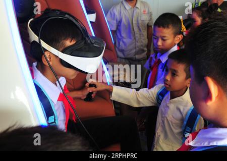 191116 -- VIENTIANE, 16 novembre 2019 -- gli studenti della China-Laos Friendship Nongping Primary School visitano una sala di formazione sulla sicurezza VR experince del cantiere di fabbricazione di travi della ferrovia China-Laos nella capitale del Lao, Vientiane, il 1 giugno 2019. La costruzione della ferrovia Cina-Laos è un grande progetto nell'ambito della strategia BRI e Laos proposta dalla Cina per la Belt and Road Initiative, per trasformare da un paese senza sbocco sul mare a un hub collegato alla terra. La ferrovia in sottocostruzione ha coltivato una preziosa amicizia tra i due paesi. LAOS-CINA-LAOS FERROVIA-AMICIZIA ZhangxJianhua PUBLICATIONxNOTxINx Foto Stock