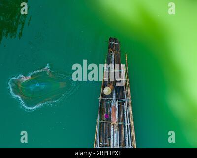 Lancia la rete da pesca al lago di Pedu situato nello stato di Kedah in Malesia Foto Stock