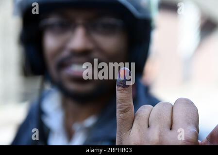 Bilder des Jahres 2019, News 11 novembre News Themen der Woche KW46 191116 -- COLOMBO, 16 novembre 2019 Xinhua -- Un uomo mostra il dito dopo aver espresso il suo voto durante le elezioni presidenziali a Colombo, Sri Lanka, 16 novembre 2019. L'affluenza alle urne nelle elezioni presidenziali dello Sri Lanka ha raggiunto il 70 per cento entro le 14:00 ora locale di sabato, hanno detto i funzionari elettorali. Foto di Gayan Sameera/Xinhua SRI LANKA-COLOMBO-ELEZIONI PRESIDENZIALI PUBLICATIONxNOTxINxCHN Foto Stock