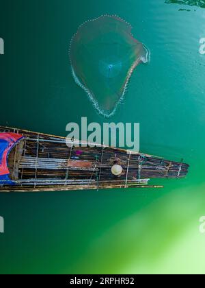 Pesca nel lago di Pedu situato nello stato di Kedah, in Malesia Foto Stock