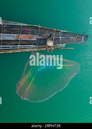 Lancia la rete da pesca al lago di Pedu situato nello stato di Kedah in Malesia Foto Stock