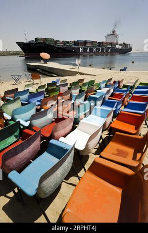 191117 -- PECHINO, 17 novembre 2019 -- Una nave cargo naviga sul canale di Suez in Egitto, 26 luglio 2009. L'Autorità del Canale di Suez dell'Egitto SCA ha celebrato domenica il 150° anniversario dell'apertura del Canale di Suez alla navigazione internazionale. Il Canale di Suez è un canale artificiale a livello del mare in Egitto che collega il Mar Mediterraneo e il Mar Rosso. È stato aperto per la navigazione nel novembre 1869 dopo 10 anni di costruzione. Il Canale di Suez è uno dei corsi d'acqua più importanti del mondo, poiché consente alle navi di viaggiare tra l'Europa e l'Asia meridionale senza navigare intorno all'Africa, riducendo così Foto Stock