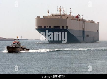191117 -- PECHINO, 17 novembre 2019 -- Una nave da pilotaggio conduce un'enorme nave da carico a passare attraverso il Canale di Suez in Egitto il 3 ottobre 2007. L'Autorità del Canale di Suez dell'Egitto SCA ha celebrato domenica il 150° anniversario dell'apertura del Canale di Suez alla navigazione internazionale. Il Canale di Suez è un canale artificiale a livello del mare in Egitto che collega il Mar Mediterraneo e il Mar Rosso. È stato aperto per la navigazione nel novembre 1869 dopo 10 anni di costruzione. Il Canale di Suez è uno dei corsi d'acqua più importanti del mondo, poiché consente alle navi di viaggiare tra l'Europa e l'Asia meridionale senza navigare Foto Stock