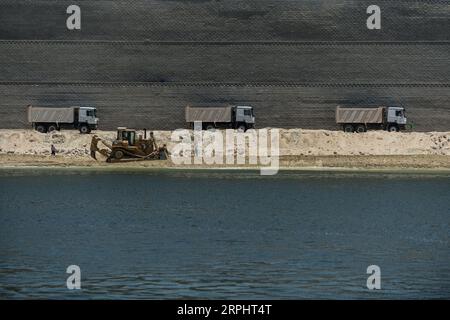 191117 -- PECHINO, 17 novembre 2019 -- i lavoratori sono visti sul cantiere del nuovo canale artificiale del Canale di Suez a Ismailia in Egitto il 29 luglio 2015. L'Autorità del Canale di Suez dell'Egitto SCA ha celebrato domenica il 150° anniversario dell'apertura del Canale di Suez alla navigazione internazionale. Il Canale di Suez è un canale artificiale a livello del mare in Egitto che collega il Mar Mediterraneo e il Mar Rosso. È stato aperto per la navigazione nel novembre 1869 dopo 10 anni di costruzione. Il Canale di Suez è uno dei corsi d'acqua più importanti del mondo, in quanto consente alle navi di viaggiare tra l'Europa e l'Europa Foto Stock