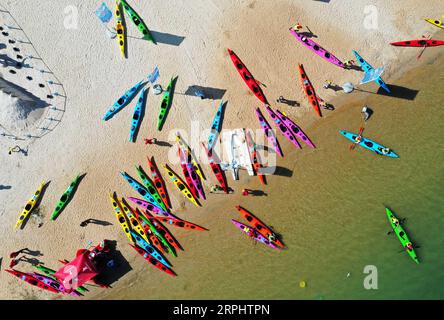 191118 -- PECHINO, 18 novembre 2019 -- foto aerea scattata il 17 novembre 2019 mostra i kayak in spiaggia nell'isola di Xinbu della città di Haikou, nella provincia di Hainan nella Cina meridionale. XINHUA FOTO DEL GIORNO GuoxCheng PUBLICATIONxNOTxINxCHN Foto Stock