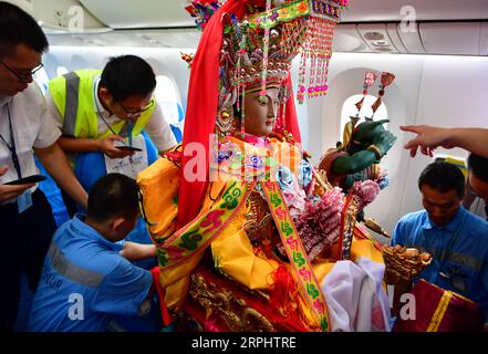 191118 -- BANGKOK, 18 novembre 2019 -- Una statua della dea cinese del mare Mazu si trova su un aereo all'aeroporto di Xiamen, nella provincia del Fujian, nel sud-est della Cina, il 14 novembre 2019. Xinhua titoli: La dea cinese del mare Mazu visita Bangkok per scambi culturali WeixPeiquan PUBLICATIONxNOTxINxCHN Foto Stock