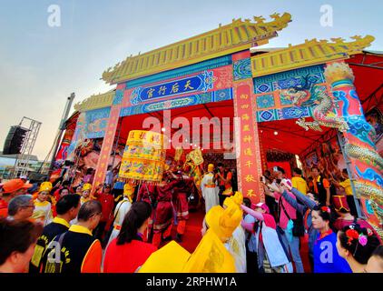 191118 -- BANGKOK, 18 novembre 2019 -- la gente partecipa a una cerimonia per rendere omaggio alla dea cinese del mare Mazu a Bangkok, Thailandia, il 15 novembre 2019. Xinhua titoli: La dea cinese del mare Mazu visita Bangkok per scambi culturali WeixPeiquan PUBLICATIONxNOTxINxCHN Foto Stock