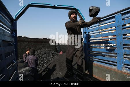 191118 -- KABUL, 18 novembre 2019 -- gli uomini afghani lavorano in un mercato del carbone a Kabul, capitale dell'Afghanistan, 18 novembre 2019. La gente sta preparando materiali per il riscaldamento quando si avvicina l'inverno. Rahmatullah Alizadah AFGHANISTAN-KABUL-MERCATO DEL CARBONE XinhuaxKabul PUBLICATIONxNOTxINxCHN Foto Stock