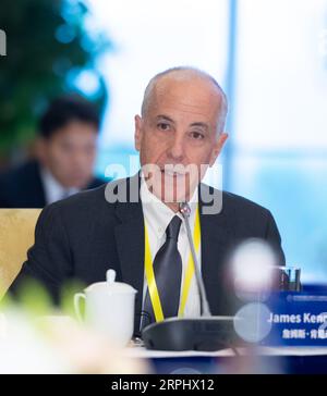 191118 -- SHANGHAI, 18 novembre 2019 -- James Kennedy, vicepresidente senior della Associated Press, parla durante il quarto incontro del World Media Summit WMS presidium a Shanghai, Cina orientale, 18 novembre 2019. I leader di 13 organizzazioni di media di fama mondiale hanno affermato lunedì che l'aumento degli sforzi per contrastare le notizie false dovrebbe essere una priorità dell'industria dei media. I dirigenti senior delle organizzazioni dei media di 11 paesi hanno fatto le loro osservazioni al quarto incontro del World Media Summit WMS presidium. CHINA-SHANGHAI-WORLD MEDIA SUMMIT-PRESIDIUM MEETING CN LIXXIANG PUBLICATIONXNOTXINXCHN Foto Stock