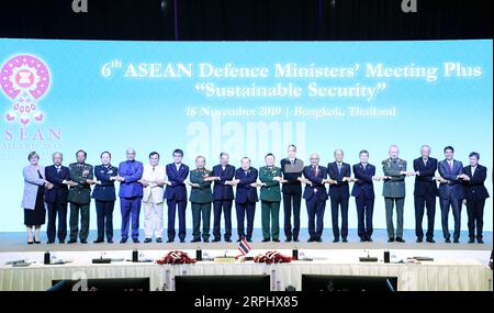 191118 -- BANGKOK, 18 novembre 2019 Xinhua -- Consigliere di Stato cinese e Ministro della difesa Wei Fenghe 4th L posa per una foto di gruppo durante la 6th Association of Southeast Asian Nations ASEAN Defense Ministers Meeting ADMM-Plus a Bangkok, Thailandia, 18 novembre 2019. La riunione dei Ministri della difesa dell'ASEAN-Plus si è conclusa qui lunedì. Wei ha partecipato alla riunione e ha tenuto un discorso. XINHUA THAILAND-BANGKOK-ASEAN RIUNIONE DEI MINISTRI DELLA DIFESA-PLUS PUBLICATIONXNOTXINXCHN Foto Stock