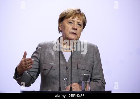 191118 -- MESEBERG GERMANIA, 18 novembre 2019 -- il cancelliere tedesco Angela Merkel partecipa a una conferenza stampa dopo una riunione del gabinetto tedesco a Meseberg, Germania, il 18 novembre 2019. Il governo tedesco ha approvato una strategia di servizi mobili per garantire la copertura a livello nazionale con servizi voce e dati mobili, annunciata lunedì dal Ministero dei trasporti e delle infrastrutture digitali. GERMANIA-MESEBERG-RIUNIONE DI GABINETTO-CONFERENZA STAMPA SHANXYUQI PUBLICATIONXNOTXINXCHN Foto Stock