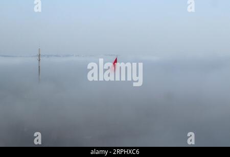 191119 -- PECHINO, 19 novembre 2019 -- Una bandiera nazionale turca è vista nella nebbia a Istanbul, Turchia, 18 novembre 2019. XINHUA FOTO DEL GIORNO XuxSuhui PUBLICATIONxNOTxINxCHN Foto Stock