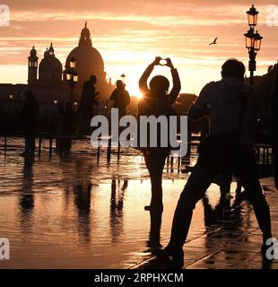 191119 -- PECHINO, 19 novembre 2019 -- la gente si gode la vista del tramonto nell'alluvione a Venezia, Italia, 17 novembre 2019. Foto di /Xinhua XINHUA FOTO DEL GIORNO ElisaxLingria PUBLICATIONxNOTxINxCHN Foto Stock