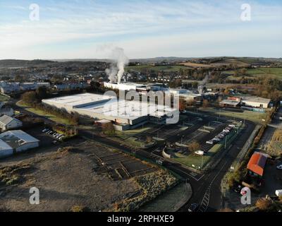 191119 -- DUBLINO, 19 novembre 2019 -- foto aerea scattata il 18 novembre 2019 mostra uno stabilimento di produzione di formule per bambini a Monaghan, nell'Irlanda nordorientale. Una cerimonia per celebrare il completamento della costruzione della fabbrica di produzione di formule per bambini da parte di un'azienda cinese si è tenuta lunedì nella contea nordorientale di Monaghan in Irlanda. Situato a Carrickmacross, la seconda città più grande della contea di Monaghan, il nuovo stabilimento con un investimento di oltre 20 milioni di euro circa 22 milioni di dollari, interamente finanziato da Shanghai Newbaze Dairy Product Co., Ltd SNDP, sede centrale privata dei produttori di formule per neonati Foto Stock