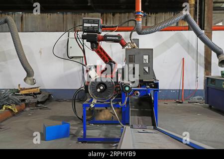 Contea di Luannan, Cina - 4 luglio 2019: Il robot di saldatura intelligente è sulla linea di produzione, in un'impresa di produzione di utensili hardware, Luannan County Foto Stock