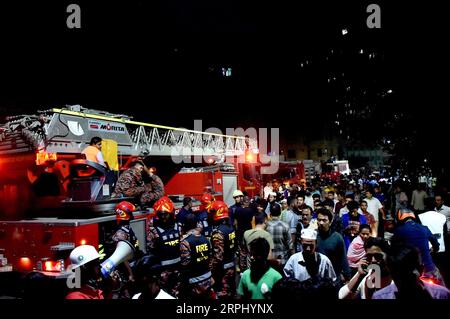 191120 -- DACCA, 20 novembre 2019 Xinhua -- i vigili del fuoco lavorano per spegnere un incendio in un mercato a Dacca, Bangladesh, il 20 novembre 2019. Un enorme incendio scoppiò in un mercato a Tikatuli, un quartiere residenziale della vecchia parte della capitale del Bangladesh, Dhaka, mercoledì sera. Str/Xinhua BANGLADESH-DACCA-MARKET-FIRE PUBLICATIONxNOTxINxCHN Foto Stock