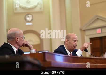 191120 -- WASHINGTON, 20 novembre 2019 -- l'ambasciatore degli Stati Uniti presso l'Unione europea Gordon Sondland R testimonia davanti al Comitato di Intelligence della camera degli Stati Uniti a Capitol Hill a Washington D.C., negli Stati Uniti, il 20 novembre 2019. Gordon Sondland mercoledì ha testimoniato che il presidente degli Stati Uniti Donald Trump ha condizionato un incontro alla Casa Bianca per il nuovo presidente dell'Ucraina sulla sua assicurazione di condurre indagini sugli avversari democratici di Trump. U.S.-WASHINGTON D.C.-IMPEACHMENT HEARING LiuxJie PUBLICATIONxNOTxINxCHN Foto Stock