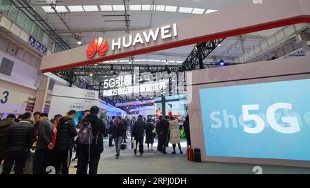 191121 -- PECHINO, 21 novembre 2019 -- la gente visita lo stand di Huawei durante la Convenzione Mondiale 5G del 2019 a Pechino, capitale della Cina, 21 novembre 2019. Il 5G a tema cambia il mondo, il 5G crea il futuro, giovedì a Pechino è iniziata la Convenzione mondiale del 5G del 2019. EyesonSciCHINA-BEIJING-WORLD 5G CONVENTION-OPEN CN LixXin PUBLICATIONxNOTxINxCHN Foto Stock