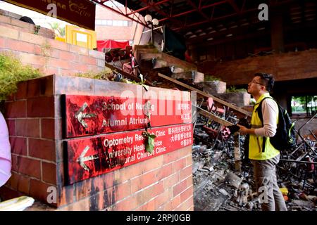 191121 -- HONG KONG, 21 novembre 2019 Xinhua -- foto scattata il 21 novembre 2019 mostra il campus del Politecnico di Hong Kong PolyU nel sud della Cina. Detriti, tracce di incendi dolosi e merci pericolose come le bombe a benzina sono visibili nel campus della PolyU. XINHUA CHINA-HONG KONG-HONG KONG POLYTECHNIC UNIVERSITY-MESS CN PUBLICATIONXNOTXINXCHN Foto Stock