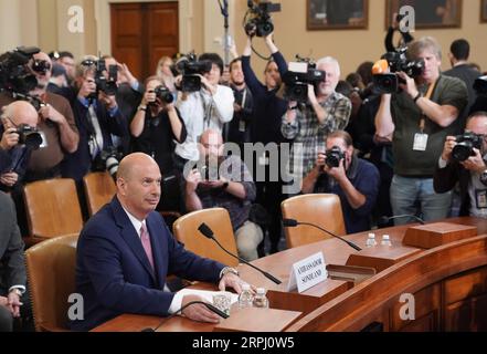 191122 -- PECHINO, 22 novembre 2019 -- Ambasciatore degli Stati Uniti presso l'Unione europea Gordon Sondland 1st L, Front aspetta di testimoniare davanti al Comitato di Intelligence della camera degli Stati Uniti a Capitol Hill a Washington D.C., negli Stati Uniti, il 20 novembre 2019. Gordon Sondland mercoledì ha testimoniato che il presidente degli Stati Uniti Donald Trump ha condizionato un incontro alla Casa Bianca per il nuovo presidente dell'Ucraina sulla sua assicurazione di condurre indagini sugli avversari democratici di Trump. XINHUA FOTO DEL GIORNO LiuxJie PUBLICATIONxNOTxINxCHN Foto Stock