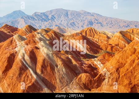 Colourful Hills Scenic Area di Zhangye National Geopark (Zhangye Danxia). La Danxia è un paesaggio famoso a Zhangye, Gansu, Cina. Foto al tramonto Foto Stock
