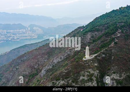 191123 -- CHONGQING, 23 novembre 2019 -- foto aerea scattata il 23 novembre 2019 mostra una vista dell'area panoramica di Wenfeng lungo la gola di Wuxia, una delle tre gole sul fiume Yangtze, nella contea di Wushan, nel comune di Chongqing della Cina sud-occidentale. CHINA-CHONGQING-WUXIA GORGE-PAESAGGIO INVERNALE CN WANGXQUANCHAO PUBLICATIONXNOTXINXCHN Foto Stock