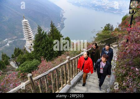 191123 -- CHONGQING, 23 novembre 2019 -- i turisti visitano l'area panoramica di Wenfeng lungo la gola di Wuxia, una delle tre gole sul fiume Yangtze, nella contea di Wushan, nella municipalità di Chongqing della Cina sud-occidentale, 23 novembre 2019. CHINA-CHONGQING-WUXIA GORGE-PAESAGGIO INVERNALE CN WANGXQUANCHAO PUBLICATIONXNOTXINXCHN Foto Stock