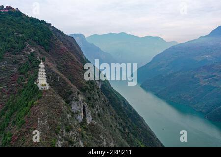 191123 -- CHONGQING, 23 novembre 2019 -- foto aerea scattata il 23 novembre 2019 mostra una vista della gola di Wuxia, una delle tre gole sul fiume Yangtze, nella contea di Wushan, nella municipalità di Chongqing della Cina sud-occidentale. CHINA-CHONGQING-WUXIA GORGE-PAESAGGIO INVERNALE CN WANGXQUANCHAO PUBLICATIONXNOTXINXCHN Foto Stock