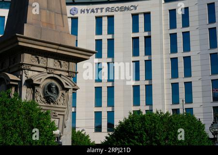 Sofia, Bulgaria. 20 agosto 2023. Hotel Hyatt Regency Sofia e monumento Vasil Levsky Foto Stock