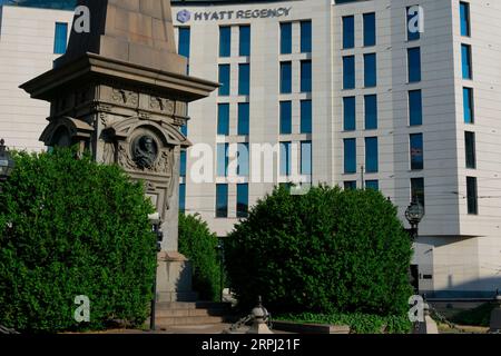 Sofia, Bulgaria. 20 agosto 2023. Hotel Hyatt Regency Sofia e monumento Vasil Levsky Foto Stock