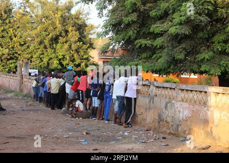 191124 -- BISSAU, 24 novembre 2019 -- la gente guarda il conteggio dei voti fuori da un seggio elettorale a Bissau, capitale della Guinea-Bissau, 24 novembre 2019. Le elezioni presidenziali in Guinea-Bissau continuano a essere serene, con una massiccia affluenza alle urne, la Commissione elettorale Nazionale della Guinea-Bissau ha annunciato domenica nel primo pomeriggio. GUINEA-BISSAU-BISSAU-ELEZIONI PRESIDENZIALI-MASSICCIA AFFLUENZA ALLE URNE XINGXJIANQIAO PUBLICATIONXNOTXINXCHN Foto Stock