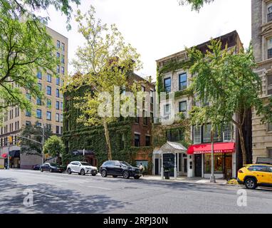 Upper East Side: Gilbert A. Schellenger ha progettato queste case a file in mattoni e pietre su Madison Avenue, a East 93rd Street. Foto Stock