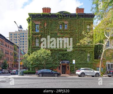 Upper East Side: Gilbert A. Schellenger progettò case a tre file su Madison Avenue a East 93rd Street; questa divenne verde con ivy. Foto Stock