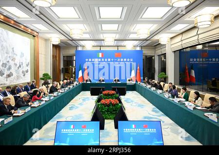 Pechino, Cina. 4 settembre 2023. Il ministro degli Esteri cinese Wang Yi, anche membro dell'Ufficio politico del Comitato centrale del Partito Comunista Cinese, partecipa all'undicesima riunione congiunta del Comitato del governo Cina-Italia con il vicepresidente italiano del Consiglio dei ministri e il ministro degli affari esteri e della cooperazione internazionale Antonio Tajani a Pechino, Capital of China, 4 settembre 2023. Credito: Shen Hong/Xinhua/Alamy Live News Foto Stock