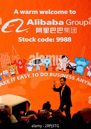 191126 -- HONG KONG, 26 novembre 2019 -- il CEO di Alibaba Zhang Yong partecipa ad una cerimonia di debutto di Alibaba nel Consiglio di amministrazione principale della borsa di Hong Kong a Hong Kong, Cina meridionale, 26 novembre 2019. Il gigante cinese dell'e-commerce Alibaba Group Holding Ltd. Ha fatto un forte debutto nel Consiglio di amministrazione principale della borsa di Hong Kong martedì, con un aumento del prezzo delle azioni del 6,59% il primo giorno di negoziazione. FinancialViewCHINA-HONG KONG-ALIBABA-LISTING-DEBUT-HKEX CN ZhuxXiang PUBLICATIONxNOTxINxCHN Foto Stock