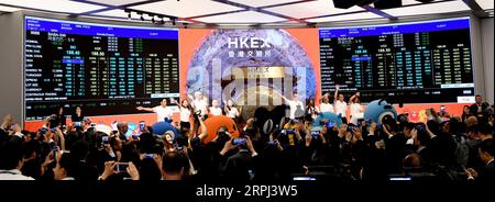 191126 -- HONG KONG, 26 novembre 2019 -- foto scattata il 26 novembre 2019 mostra una cerimonia di debutto di Alibaba nel Consiglio principale della borsa di Hong Kong a Hong Kong, nel sud della Cina. Il gigante cinese dell'e-commerce Alibaba Group Holding Ltd. Ha fatto un forte debutto nel Consiglio di amministrazione principale della borsa di Hong Kong martedì, con un aumento del prezzo delle azioni del 6,59% il primo giorno di negoziazione. FinancialViewCHINA-HONG KONG-ALIBABA-LISTING-DEBUT-HKEX CN ZhuxXiang PUBLICATIONxNOTxINxCHN Foto Stock