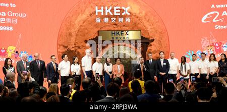 191126 -- HONG KONG, 26 novembre 2019 -- foto scattata il 26 novembre 2019 mostra gli ospiti che partecipano alla cerimonia di debutto di Alibaba sul Consiglio principale della borsa di Hong Kong a Hong Kong, nel sud della Cina. Il gigante cinese dell'e-commerce Alibaba Group Holding Ltd. Ha fatto un forte debutto nel Consiglio di amministrazione principale della borsa di Hong Kong martedì, con un aumento del prezzo delle azioni del 6,59% il primo giorno di negoziazione. FinancialViewCHINA-HONG KONG-ALIBABA-LISTING-DEBUT-HKEX CN ZhuxXiang PUBLICATIONxNOTxINxCHN Foto Stock