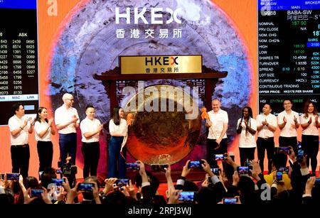 191126 -- HONG KONG, 26 novembre 2019 -- foto scattata il 26 novembre 2019 mostra gli ospiti che partecipano alla cerimonia di debutto di Alibaba sul Consiglio principale della borsa di Hong Kong a Hong Kong, nel sud della Cina. Il gigante cinese dell'e-commerce Alibaba Group Holding Ltd. Ha fatto un forte debutto nel Consiglio di amministrazione principale della borsa di Hong Kong martedì, con un aumento del prezzo delle azioni del 6,59% il primo giorno di negoziazione. FinancialViewCHINA-HONG KONG-ALIBABA-LISTING-DEBUT-HKEX CN ZhuxXiang PUBLICATIONxNOTxINxCHN Foto Stock