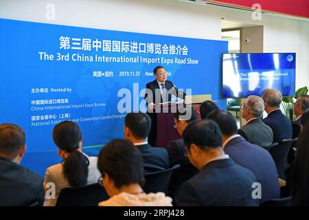 191126 -- NEW YORK, 26 novembre 2019 -- Xu Chen C, Rear, presidente della camera di commercio generale della Cina e presidente e CEO di Bank of China USA, si rivolge al 3° China International Import Expo Road Show a New York, Stati Uniti, il 25 novembre 2019. Diverse imprese statunitensi hanno espresso un costante interesse a partecipare al CIIE China International Import Expo, dopo che lunedì si è tenuta a New York una promozione all'estero per l'evento. Finora, 41 aziende statunitensi si sono iscritte al terzo CIIE nel novembre 2020, con molti partecipanti che hanno deciso di ex Foto Stock