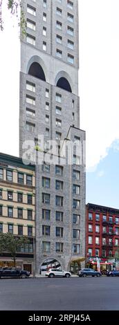 Upper East Side: 1558 Third Avenue è stato controverso per la sua altezza. La torre condominiale fu costruita nel 2016 in cemento e mattoni Kolumba. Foto Stock