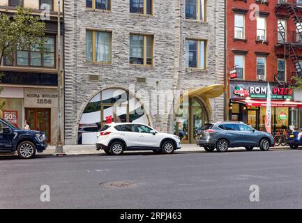 Upper East Side: 1558 Third Avenue è stato controverso per la sua altezza. La torre condominiale fu costruita nel 2016 in cemento e mattoni Kolumba. Foto Stock