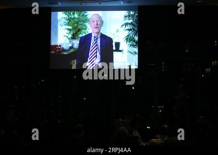 191126 -- NEW YORK, 26 novembre 2019 -- Uno schermo mostra un video del discorso di accettazione del Professor Emeritus Ezra Vogel dell'Università di Harvard per uno speciale Lifetime Achievement Award sotto il Blue Cloud Award durante il Blue Cloud Gala del 2019 a New York, negli Stati Uniti, il 25 novembre 2019. Il Professor Emeritus Ezra Vogel dell'Università di Harvard è stato premiato dal China Institute Here Monday sera con il Blue Cloud Award annuale per il suo contributo e la sua dedizione nel migliorare le relazioni Cina-Stati Uniti. U.S.-NEW YORK-CHINA INSTITUTE-BLUE CLOUD AWARD-GALA QINXLANG PUBLICATIONXNOTXINXCHN Foto Stock