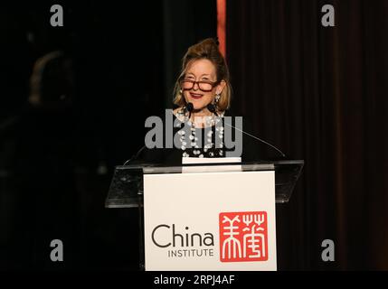 191126 -- NEW YORK, 26 novembre 2019 -- Dorinda Elliott, Senior Vice President e Director of Programs and Center for Business of China Institute, parla prima di ricevere il Lifetime Achievement Award sotto il Blue Cloud Award per conto del Professor Emeritus Ezra Vogel dell'Università di Harvard durante il Blue Cloud Gala 2019 a New York, negli Stati Uniti, il 25 novembre 2019. Il Professor Emeritus Ezra Vogel dell'Università di Harvard è stato premiato dal China Institute Here Monday sera con il Blue Cloud Award annuale per il suo contributo e la sua dedizione nel migliorare le relazioni Cina-Stati Uniti. INST. USA-NEW YORK-CINA Foto Stock